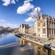 Un canal bordeado por arquitectura histórica